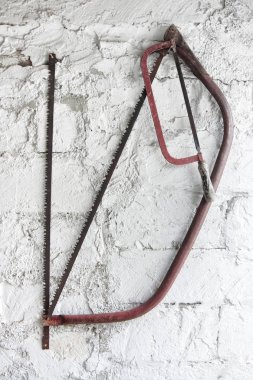 Beyaz bir duvarda asılı iş araçları