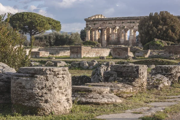 O templo de Ceres em estilo dórico em Paestum, Itália — Fotografia de Stock