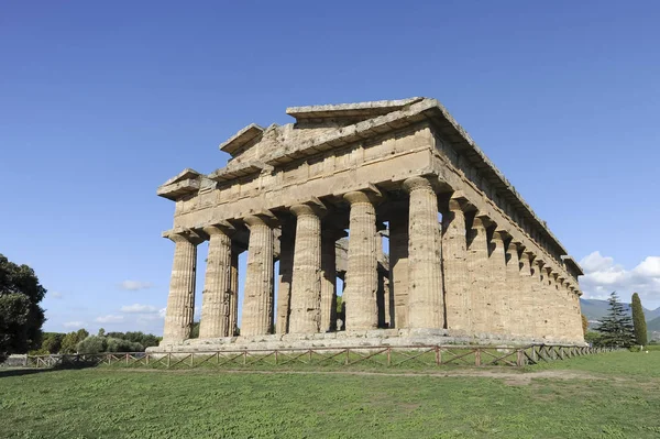 Il tempio di Cerere in stile dorico a Paestum, Italia — Foto Stock