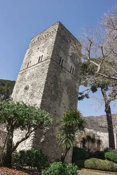 Torre de entrada "Villa Rufolo" en la Costa Amalfitana — Foto de Stock