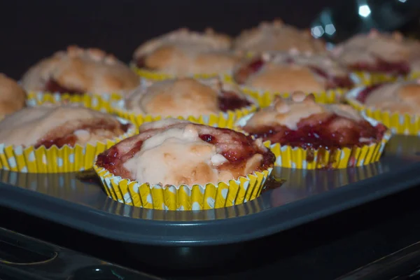 Muffins with jam wrapped in a yellow color card — Stock Photo, Image