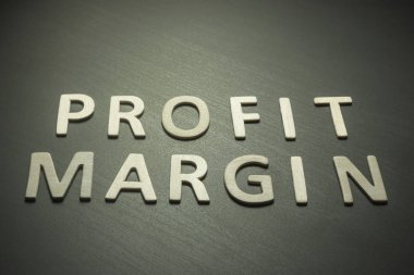 Kar marjı sarı bir arka plan üzerinde ahşap harflerle yazılmış