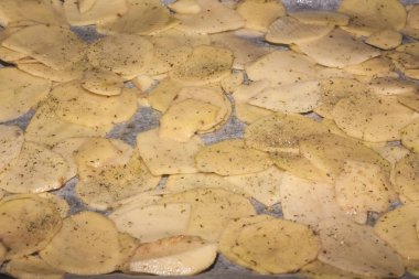 Çiğ patates pişirme p ile bir tepside kekik ile dilim halinde kesilmiş