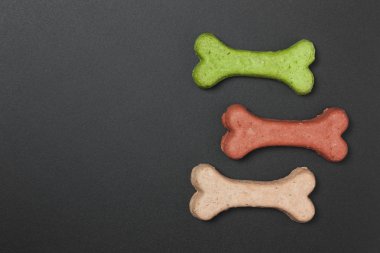 Siyah bir zemin üzerine Köpek kurabiyesi
