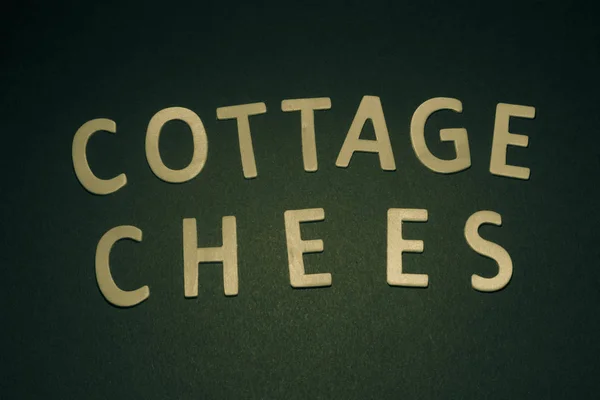 Chees Cottage escrito com letras de madeira coloridas em um ba verde — Fotografia de Stock