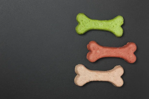 Galletas de perro sobre fondo negro — Foto de Stock