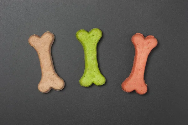 Galletas de perro sobre fondo negro — Foto de Stock