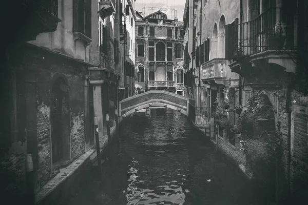 Venedik antika fotoğraf bir kanalda bir bakış