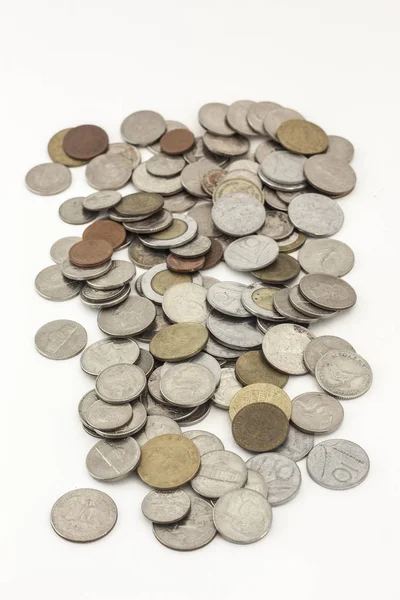 Monedas mixtas de varios países sobre un fondo blanco — Foto de Stock