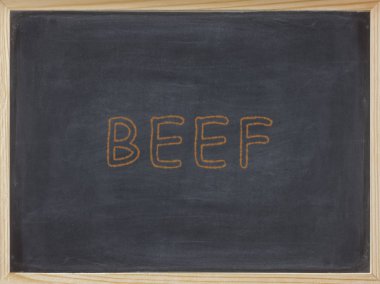 Sarı renkte bir tahtaya yazılmış sığır eti