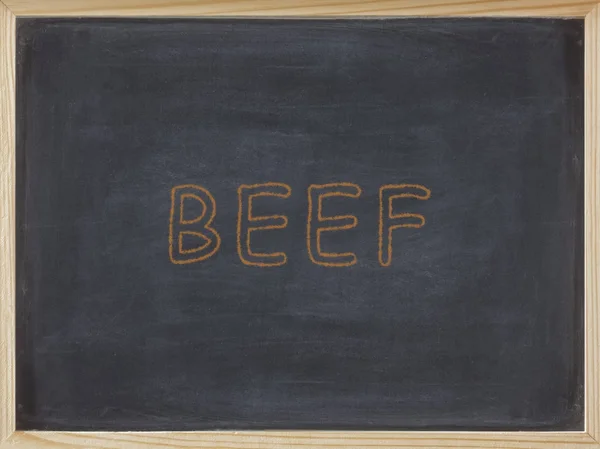 黒板に黄色で書かれた牛肉 — ストック写真