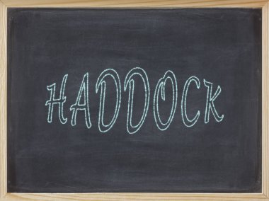 Yeşil bir tahtaya yazılmış mezgit balığı et