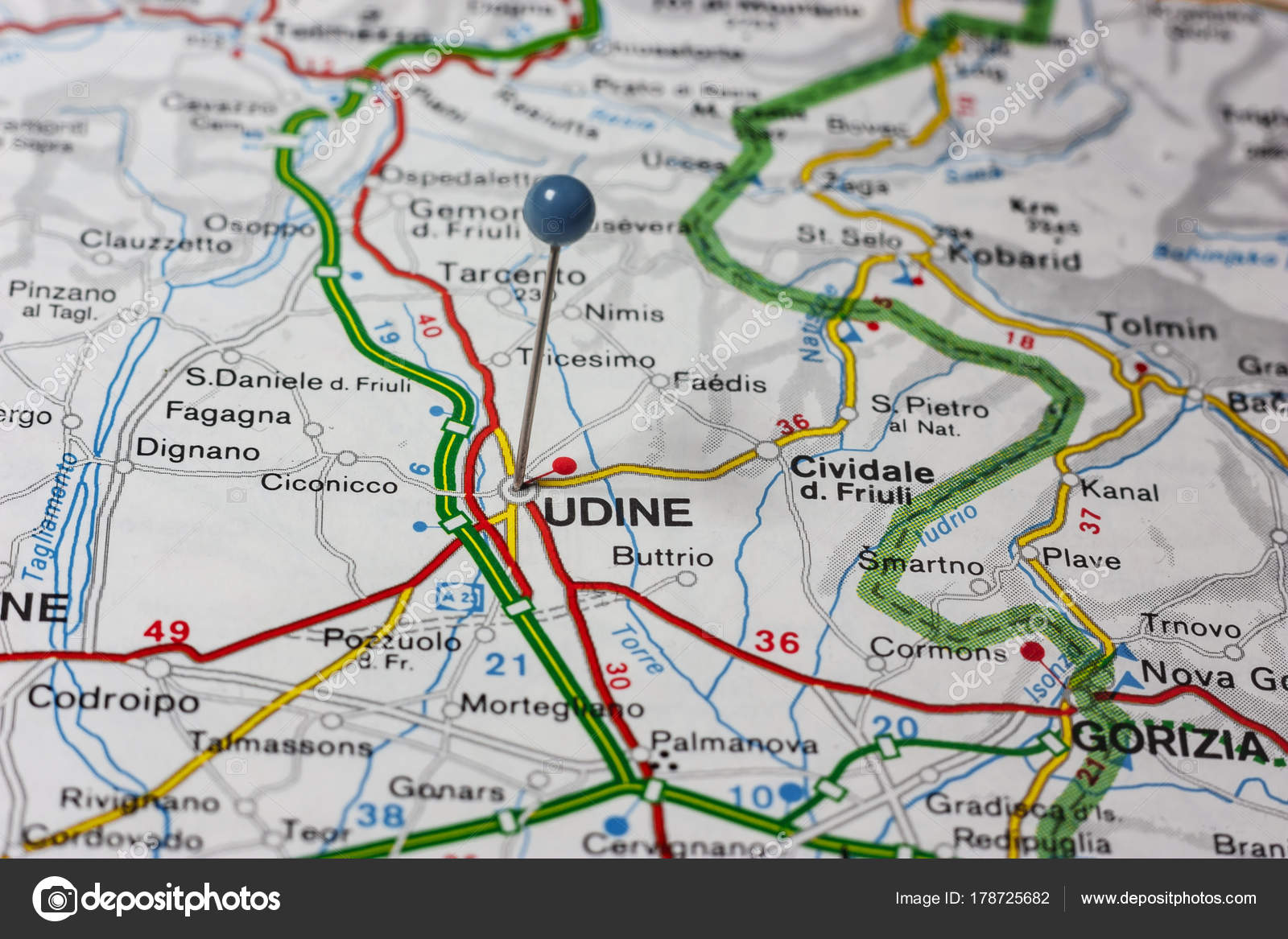 udine karta Udine fästs på en karta över Italien — Stockfotografi © maior  udine karta