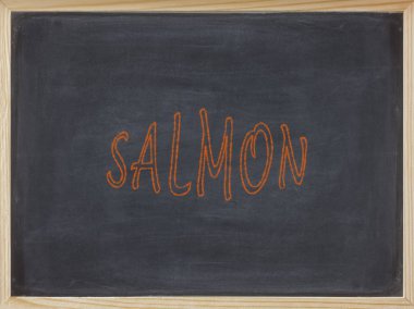 Somon eti turuncu bir tahtaya yazılmış