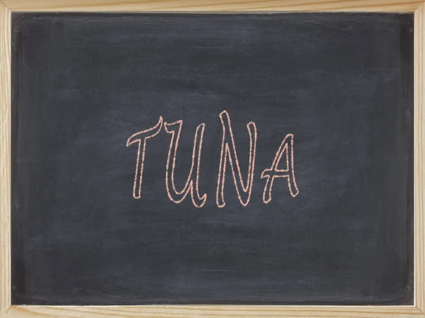 Thunfischfleisch auf einer Tafel geschrieben — Stockfoto