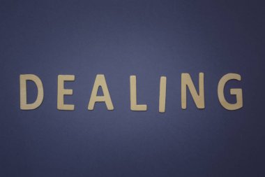 Mavi bir arka plan üzerinde ahşap harflerle yazılı ilgili