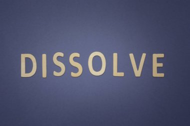 Mavi bir arka plan üzerinde ahşap harflerle yazılı dağıtılması