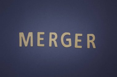 Ahşap harfleri ile mavi bir arka plan üzerinde yazılı birleşme