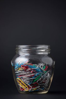 Kağıt raptiyeleri makro yakın çekim bir kavram anlamına gelir