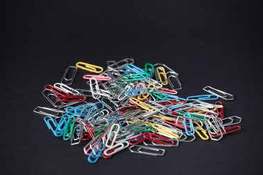 Kağıt raptiyeleri makro yakın çekim bir kavram anlamına gelir