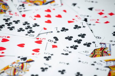 İnsanlar iskambil oynar. Kumar konsepti. Poker oyunları konsepti. İzole edilmiş