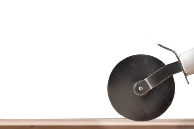 Pizza kesicisi beyaz arka planda bir kavram anlamına geliyor.