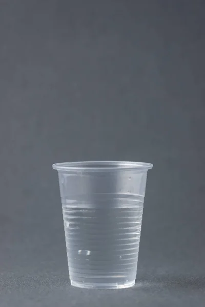 Plastové Pitné Sklo Naplněné Vodou Izolované Šedém Pozadí Znamená Koncept — Stock fotografie