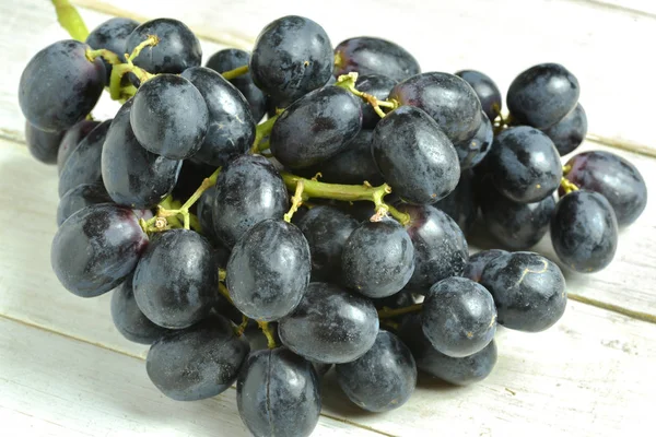 Kilka ciemnych winogron — Zdjęcie stockowe