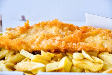 Balık ve cips take away kutusunda