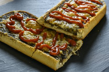 Peynir ve ketçap sandviç