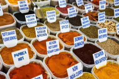 piyasada çeşitli baharatlar