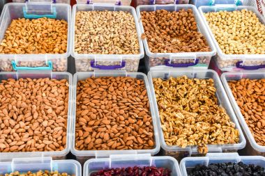 Pazar stand çeşitli fındık