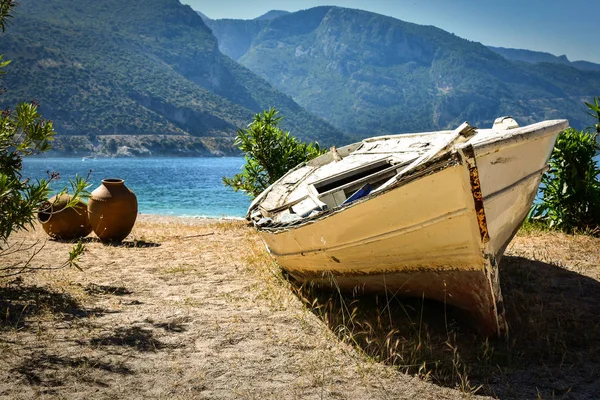 Kumlu bir plaj üzerinde tekne — Stok fotoğraf