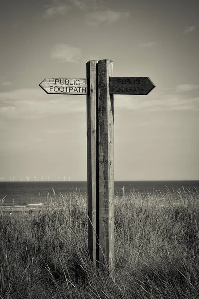 Oude houten pijlen weg teken — Stockfoto