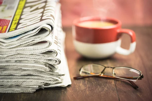 Bir fincan kahve ile gazete