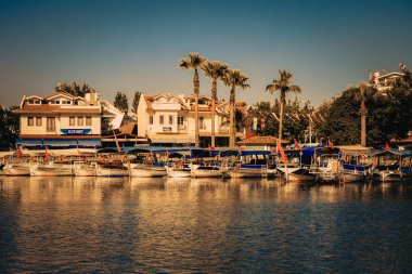 Nehir kenarında turist resort