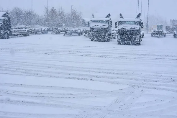 Cabina coperta di neve del camion — Foto Stock