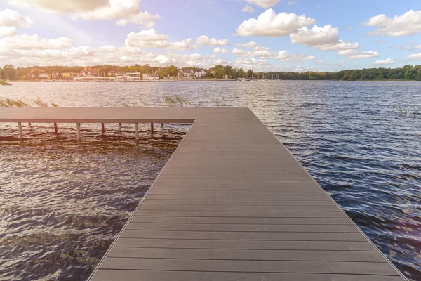Leeres Dock im ruhigen See — Stockfoto