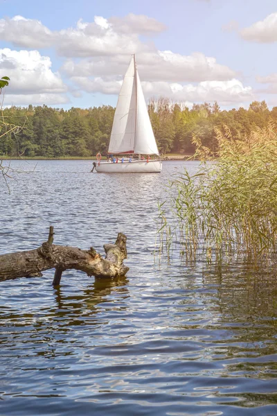 Blauer See und Jacht. europa, frühling. — Stockfoto