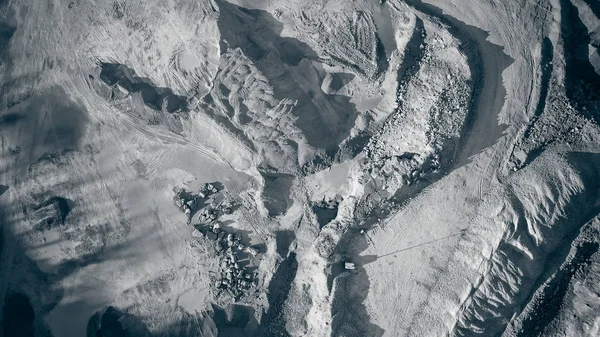 Widok z lotu ptaka na odkrytą kopalnię piasku — Zdjęcie stockowe
