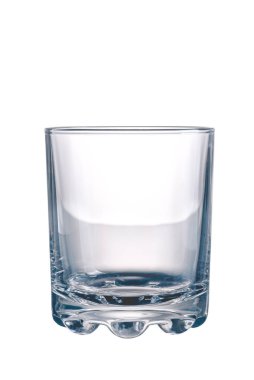 Beyaz arka planda izole edilmiş boş bir bardak. İçki konsepti