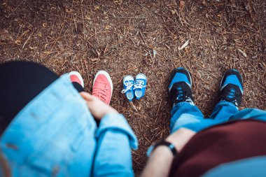 Aile, bebek ayakkabıları ve yaz parkında ayakta durmak. Yukarıdan aşağıya görüntüle