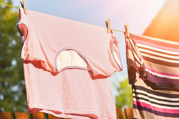 Çamaşır Ipine Asılı Giysiler Çamaşırlar Yazın Kurumak Için Dışarı Çıkıyor — Stok fotoğraf