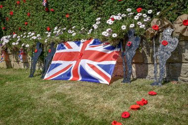 8 Mayıs 2020 Cuma Nazi Almanyası 'nın İkinci Dünya Savaşı' nın sonunda resmen teslim olmasından bu yana 75 yıl geçti. 1945 'teki Zafer Günü, yıkıcı savaşlardan sonra barışı kutlamak için Ackworth, Batı Yorkshire' da sokaklar hazırlanıyor..