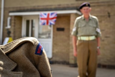 Ackworth, İngiltere - 08 Mayıs 2020: Eski üniformalı bir asker 75. yıldönümü kutlamaları için evinden çıktı - Avrupa 'da Batı Yorkshire' daki küçük bir köyde zafer.