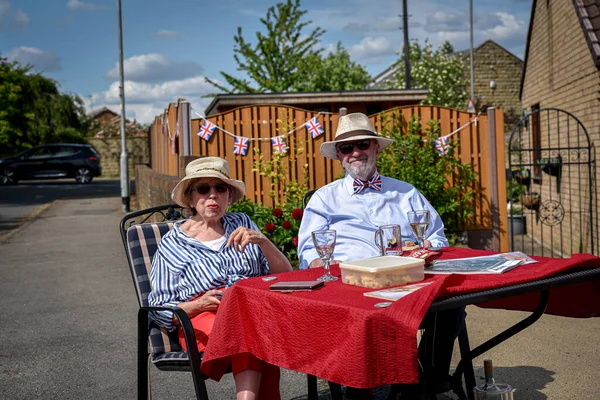 Ackworth イギリス 2020年5月8日 75周年を祝うために家から通りに出てくる家族Ve Day 西ヨークシャーの小さな村でヨーロッパでの勝利 — ストック写真