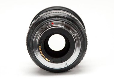 Beyaz zemin üzerinde bir kamera olmadan lens