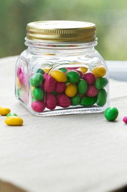 drajelik renkli bir cam kavanoza şeker