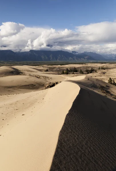 Пустынные горы, песчаные дюны — стоковое фото