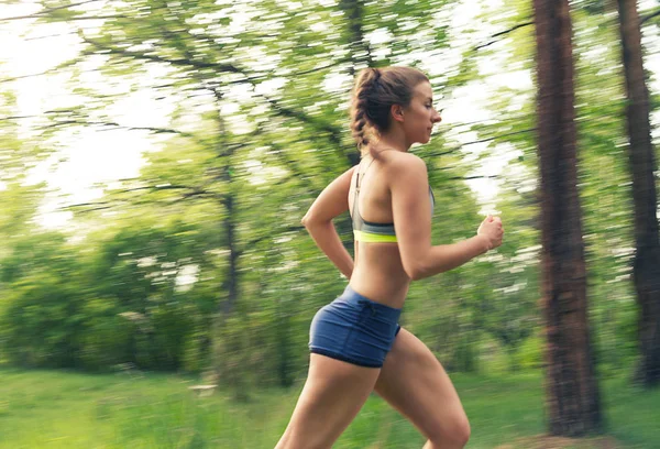 Ung flicka kör, morgonjogg i parken — Stockfoto